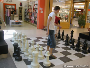 Игра в шахматы рядом с входом в магазин. Прага.