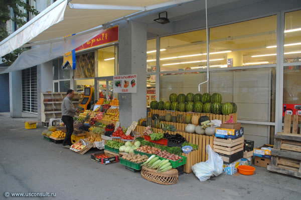 Супермаркет «Populi» и арендатор фрукты, Тбилиси.