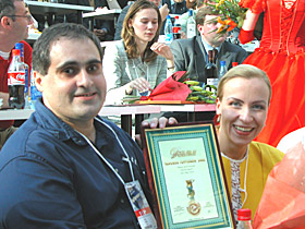 Лауреаты премии в номинации "Розничная торговля" и обладатели диплома "Человек торговли-2003" Рубен и Кира Канаян.