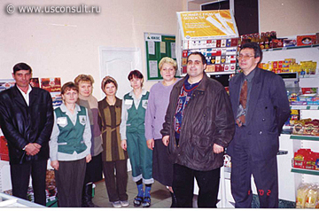 Рубен Канаян и сотрудники одного из магазинов при АЗК «ЮКОС»