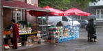 Магазин продаёт соки воды фрукты овощи около входа