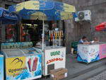 Магазин продаёт соки и мороженое около входа