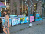Магазины выносят продажу мороженого на улицу
